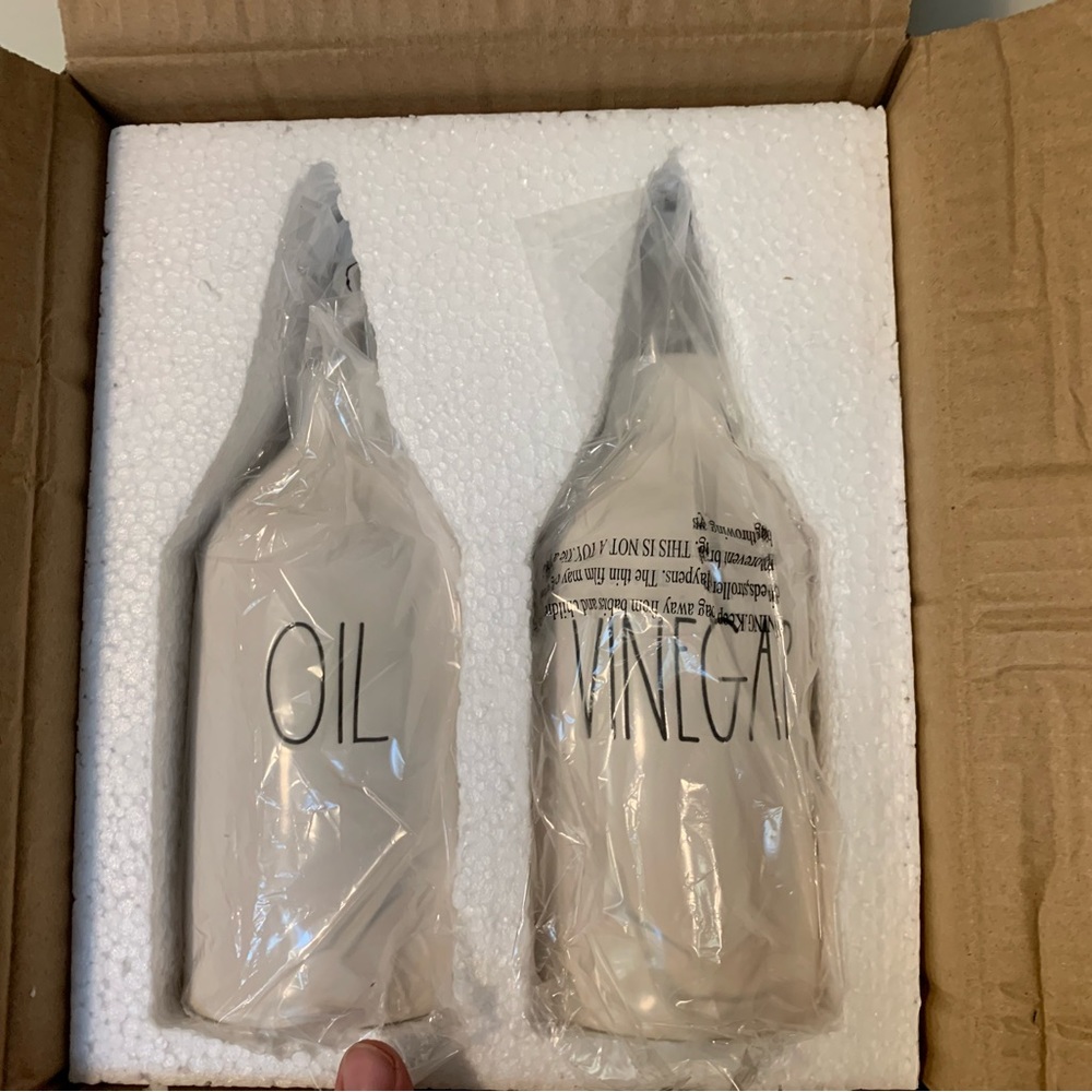 🇺🇸 Rae Dunn large OIL & VINEGAR cruets - Picture 2 of 12
